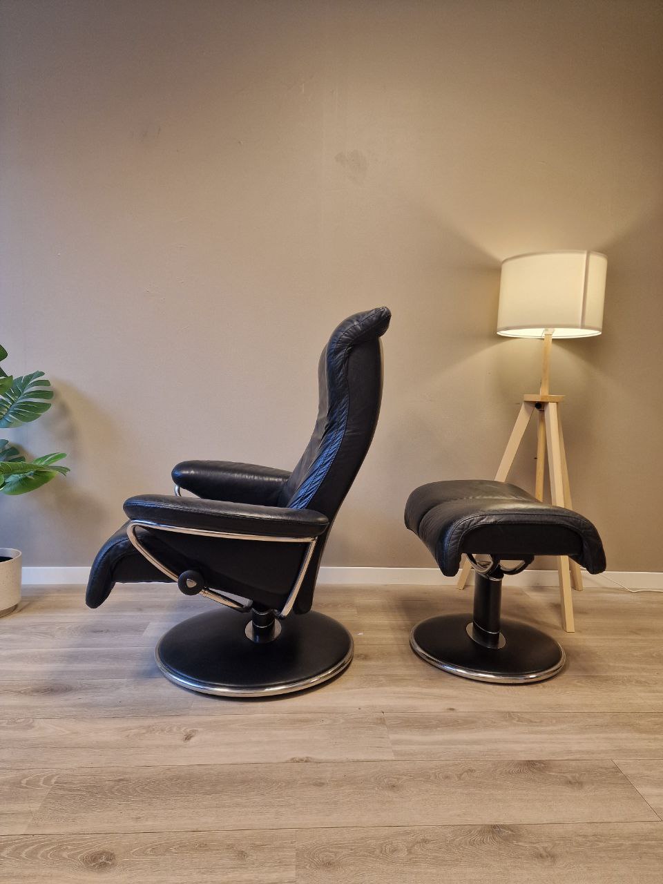 PENT BRUKT | Ekornes Stressless Blues (M) lenestol med krakk i sort