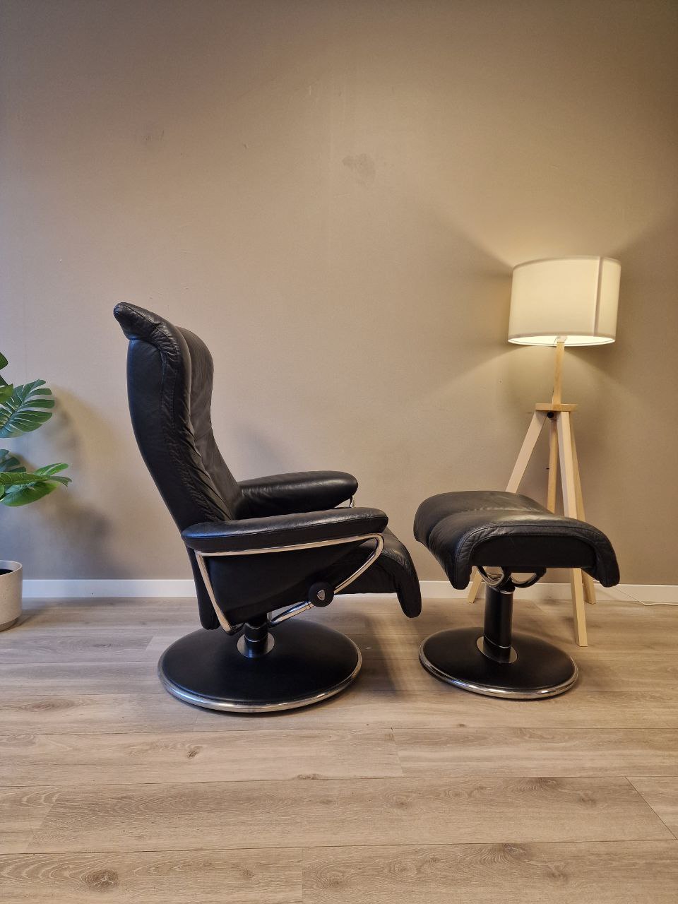 PENT BRUKT | Ekornes Stressless Blues (M) lenestol med krakk i sort
