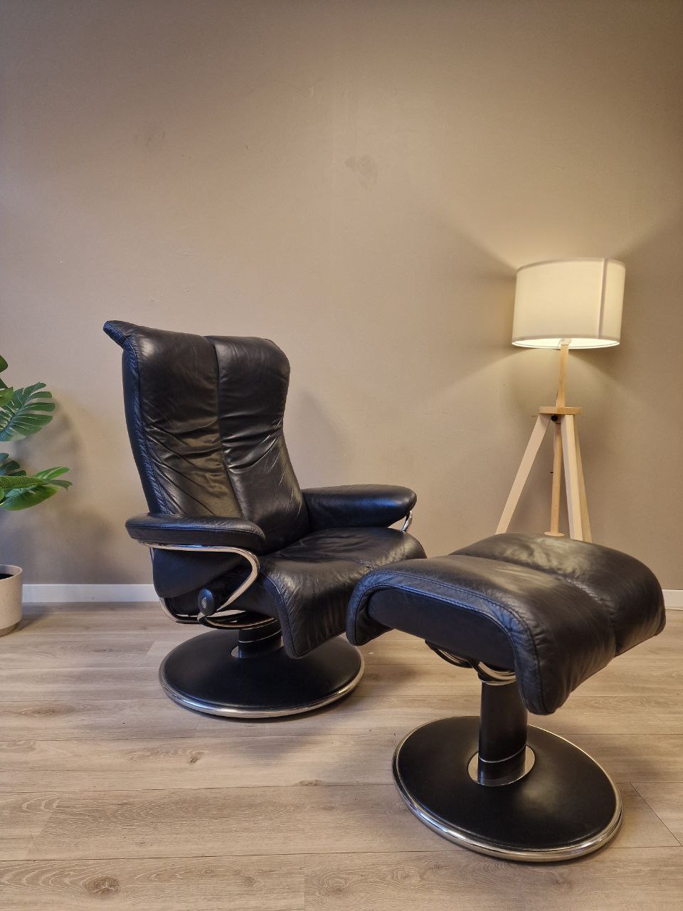 PENT BRUKT | Ekornes Stressless Blues (M) lenestol med krakk i sort