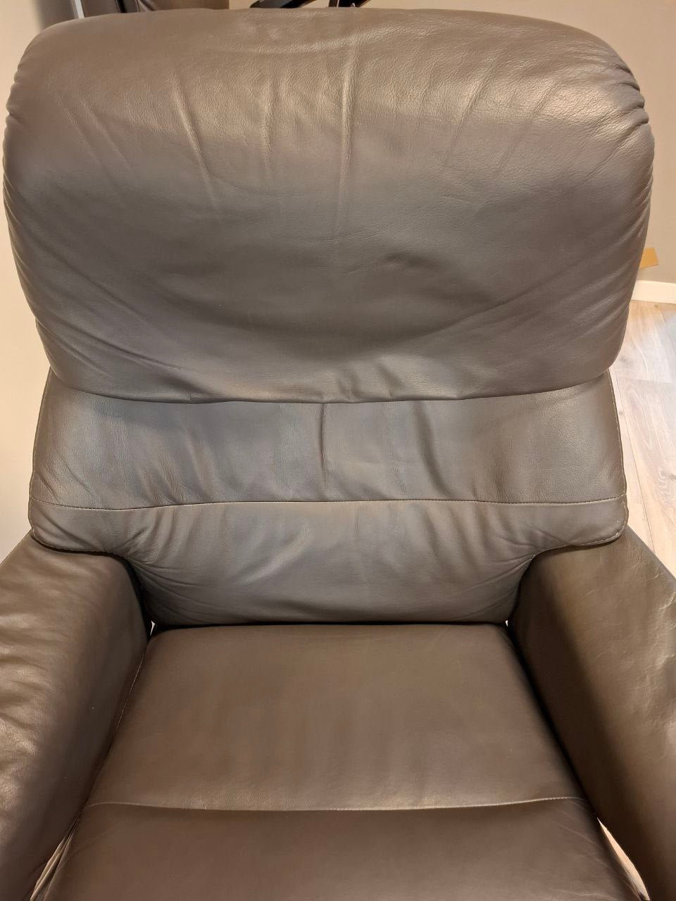 Brukt Stressless Capri (M) lenestol m/krakk i grå - i interiorsetting