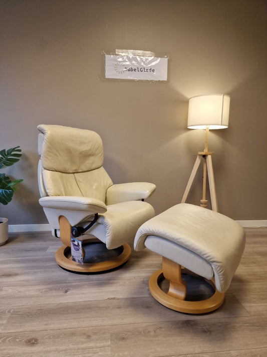 PENT BRUKT | Ekornes Stressless Capri (M) lenestol med krakk i offwhite