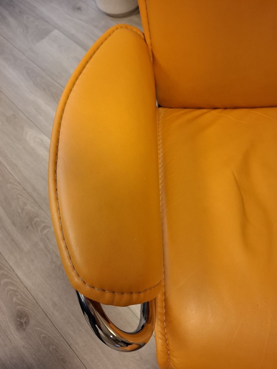 PENT BRUKT | Ekornes Stressless City lenestol med krakk i oransje