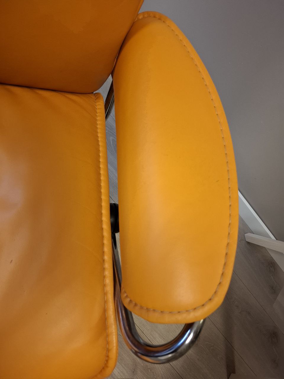 PENT BRUKT | Ekornes Stressless City lenestol med krakk i oransje