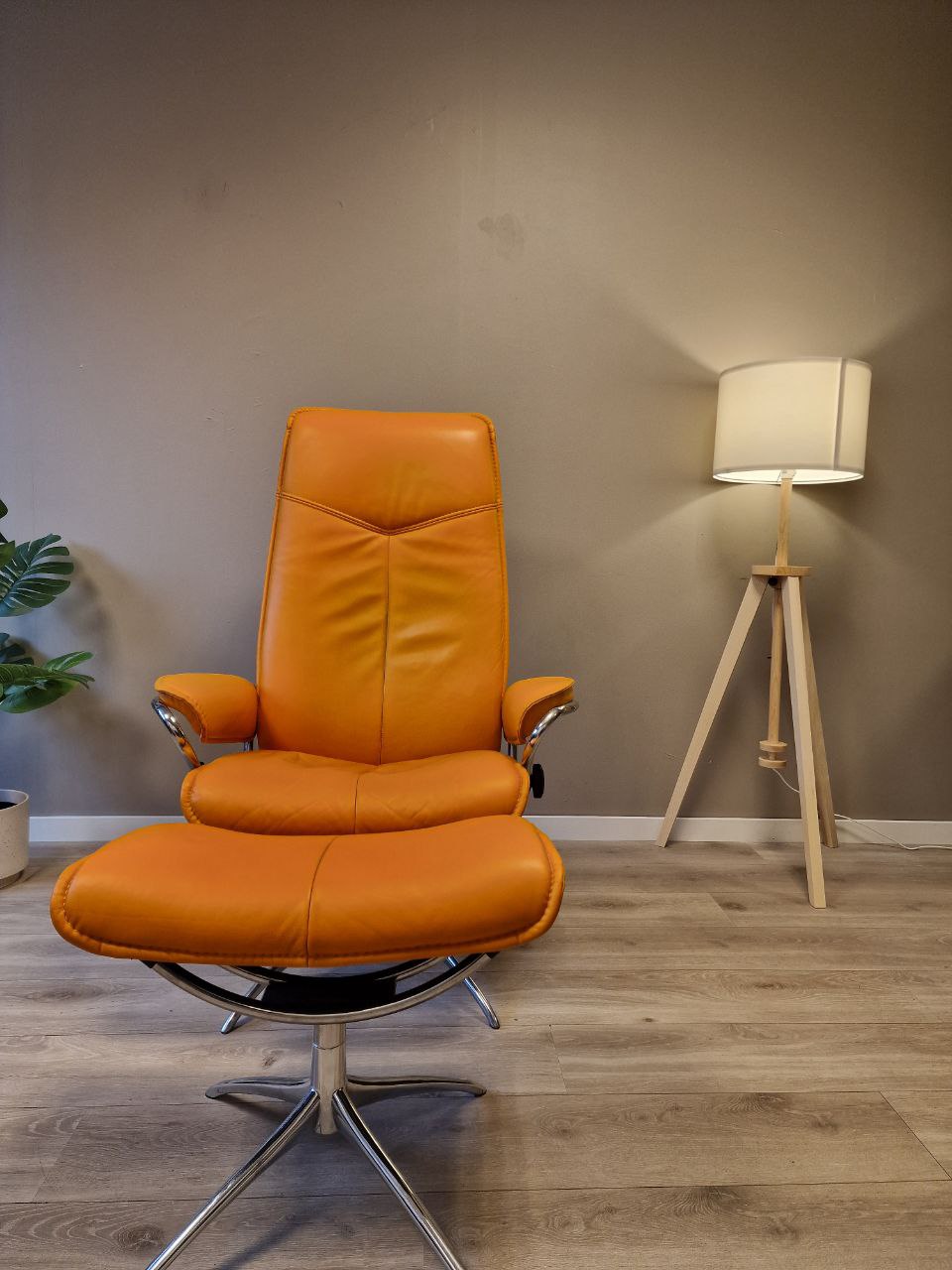 PENT BRUKT | Ekornes Stressless City lenestol med krakk i oransje