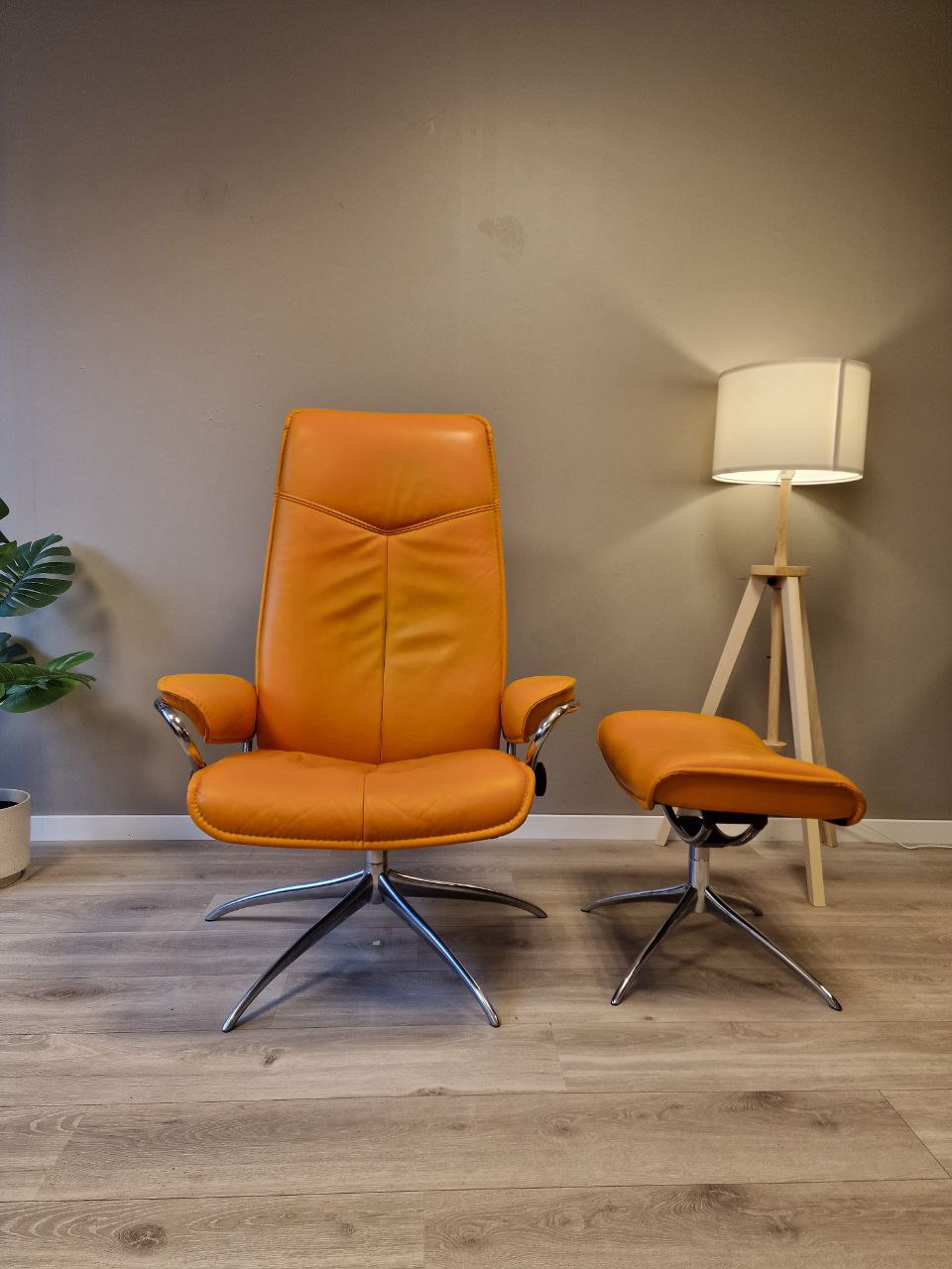 PENT BRUKT | Ekornes Stressless City lenestol med krakk i oransje