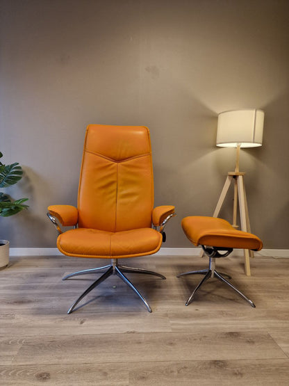 PENT BRUKT | Ekornes Stressless City lenestol med krakk i oransje