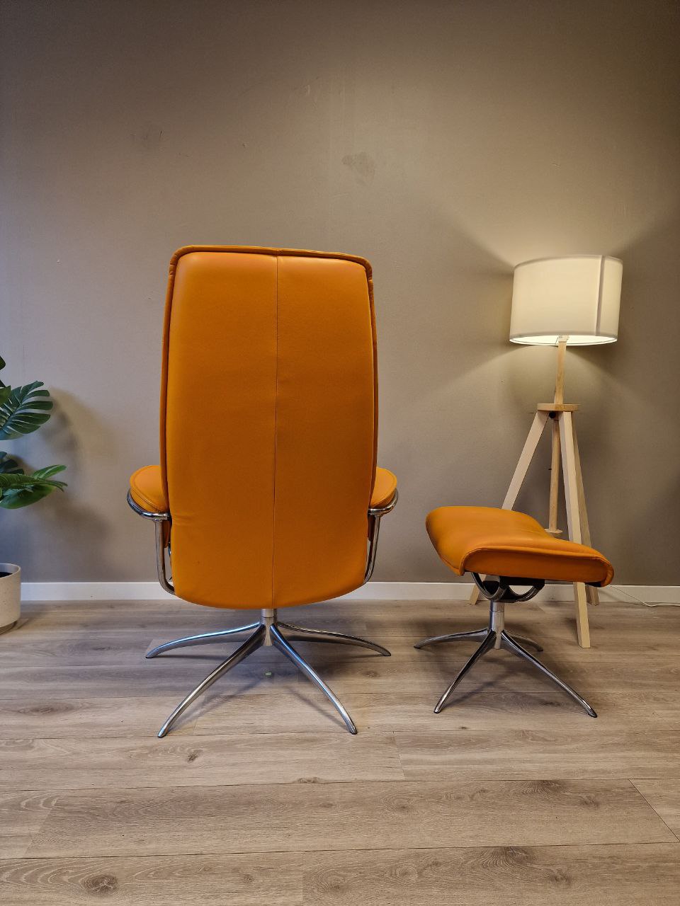 PENT BRUKT | Ekornes Stressless City lenestol med krakk i oransje