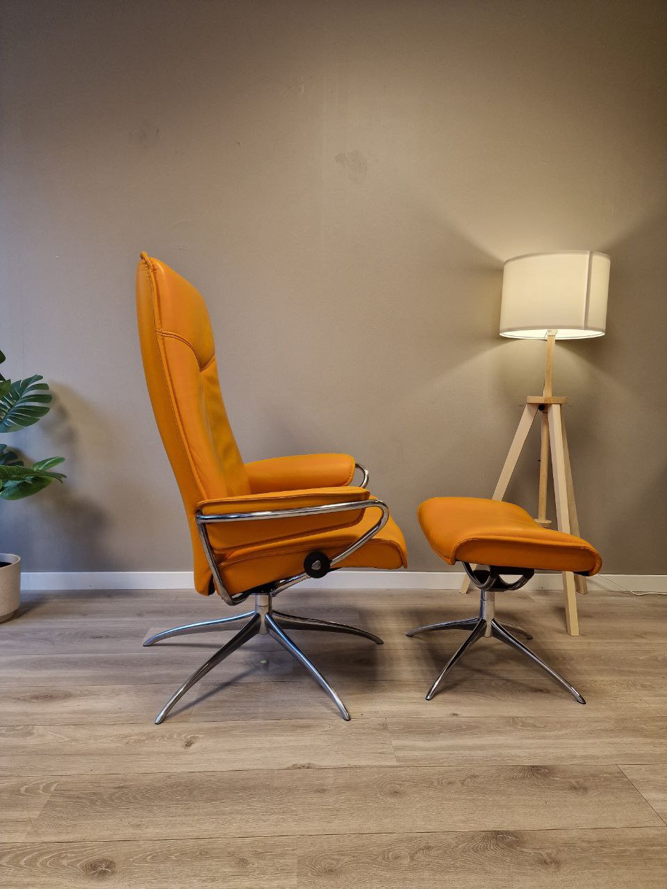 PENT BRUKT | Ekornes Stressless City lenestol med krakk i oransje