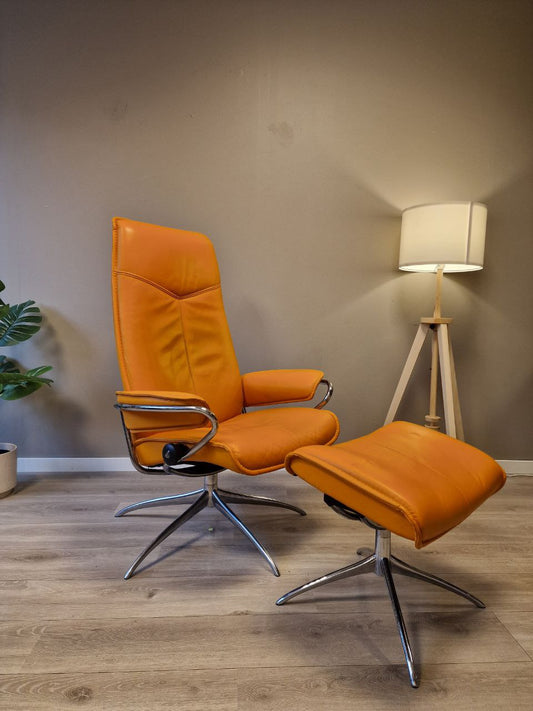 PENT BRUKT | Ekornes Stressless City lenestol med krakk i oransje