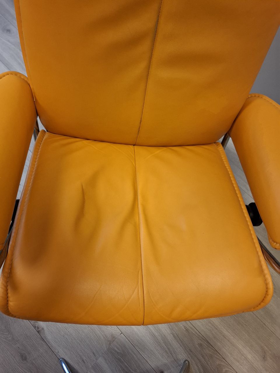 PENT BRUKT | Ekornes Stressless City lenestol med krakk i oransje