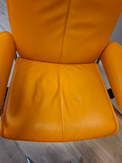 PENT BRUKT | Ekornes Stressless City lenestol med krakk i oransje