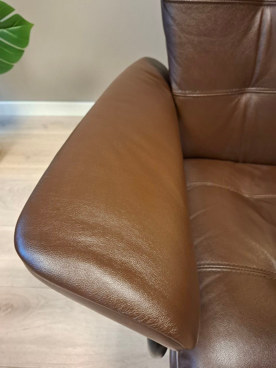 Brukt Stressless Erik lenestol m/krakk i brun - naerbilde