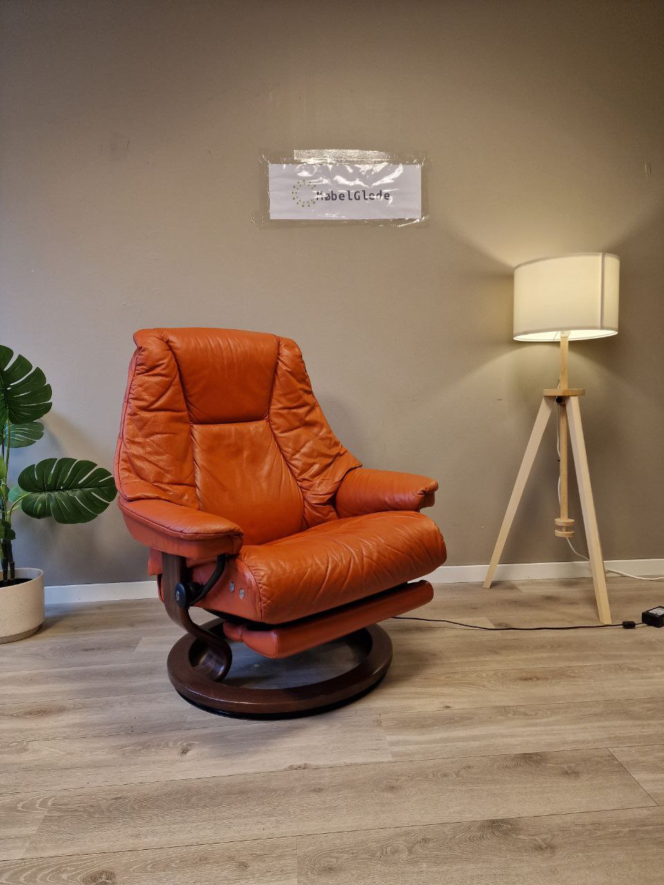 Brukt Stressless Live Power lenestol (L) i oransje - sidevisning
