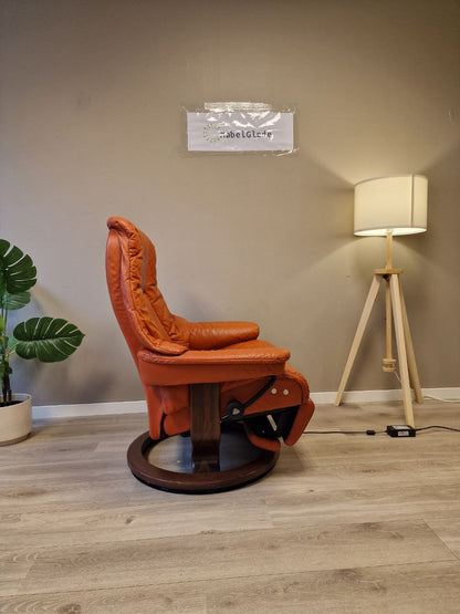 Brukt Stressless Live Power lenestol (L) i oransje - med krakk