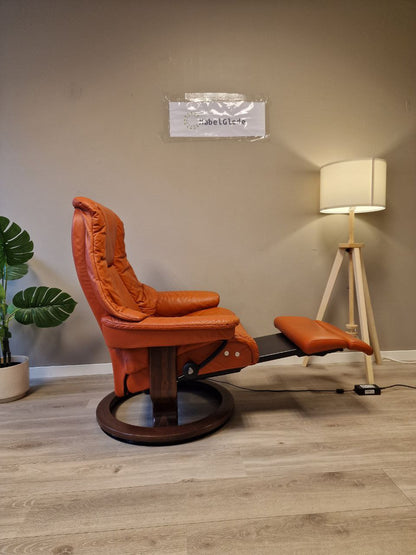 Brukt Stressless Live Power lenestol (L) i oransje - i interiorsetting