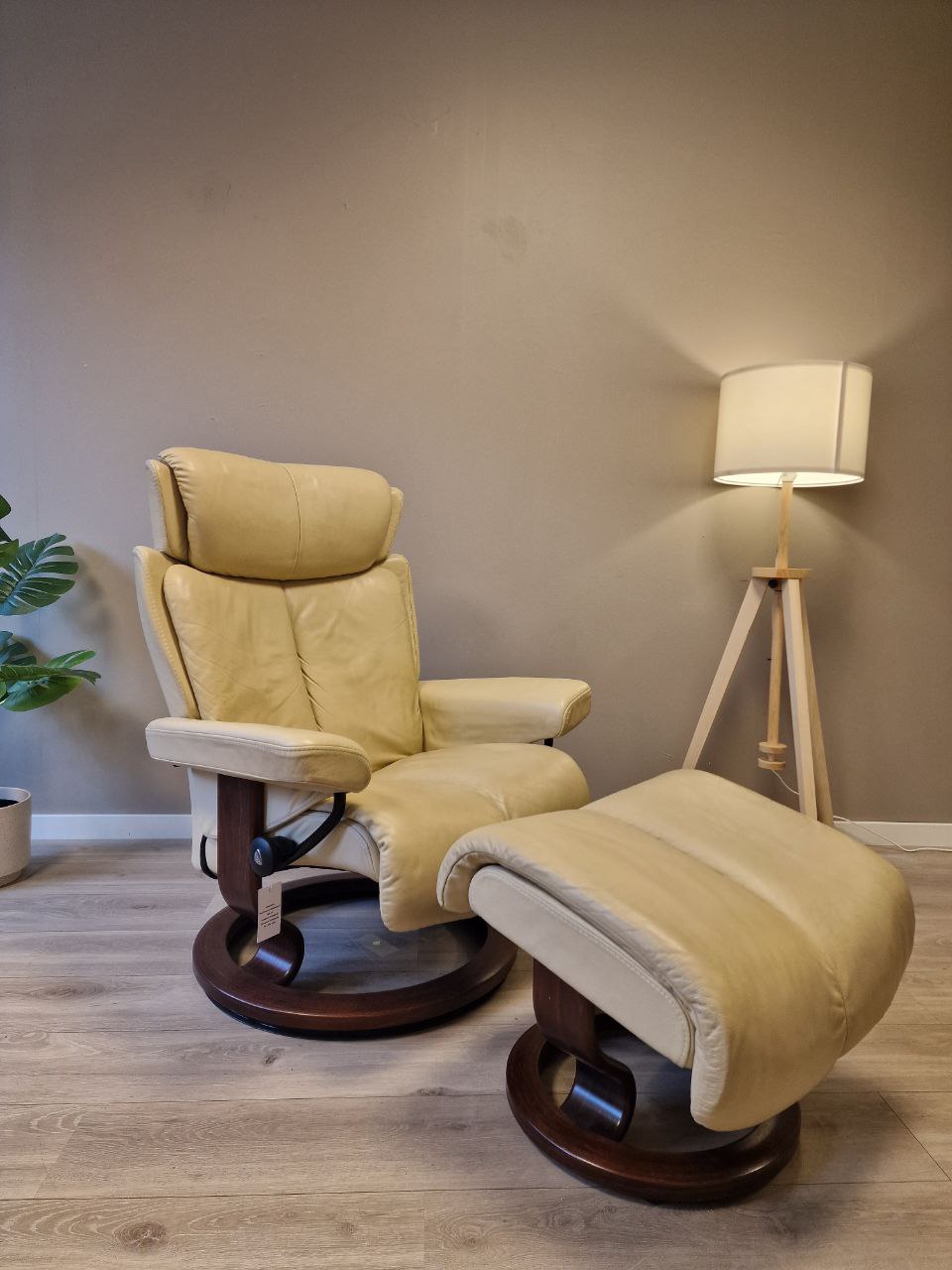 PENT BRUKT | Ekornes Stressless Magic (M) lenestol med krakk i beige