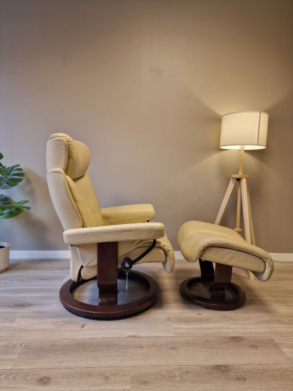 PENT BRUKT | Ekornes Stressless Magic (M) lenestol med krakk i beige