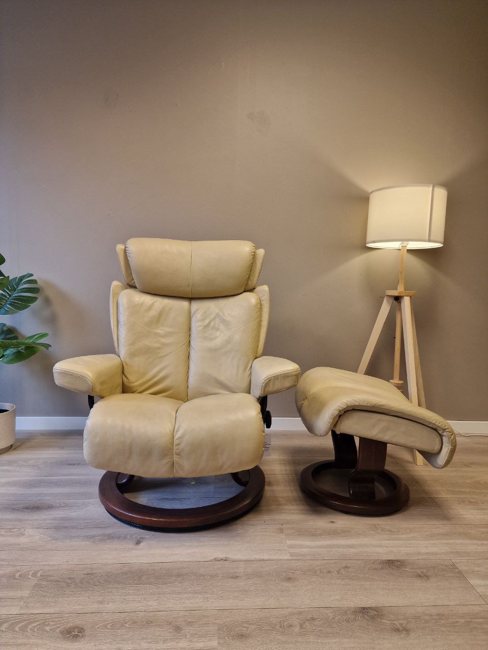 PENT BRUKT | Ekornes Stressless Magic (M) lenestol med krakk i beige