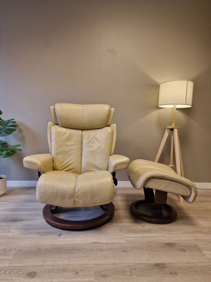 PENT BRUKT | Ekornes Stressless Magic (M) lenestol med krakk i beige