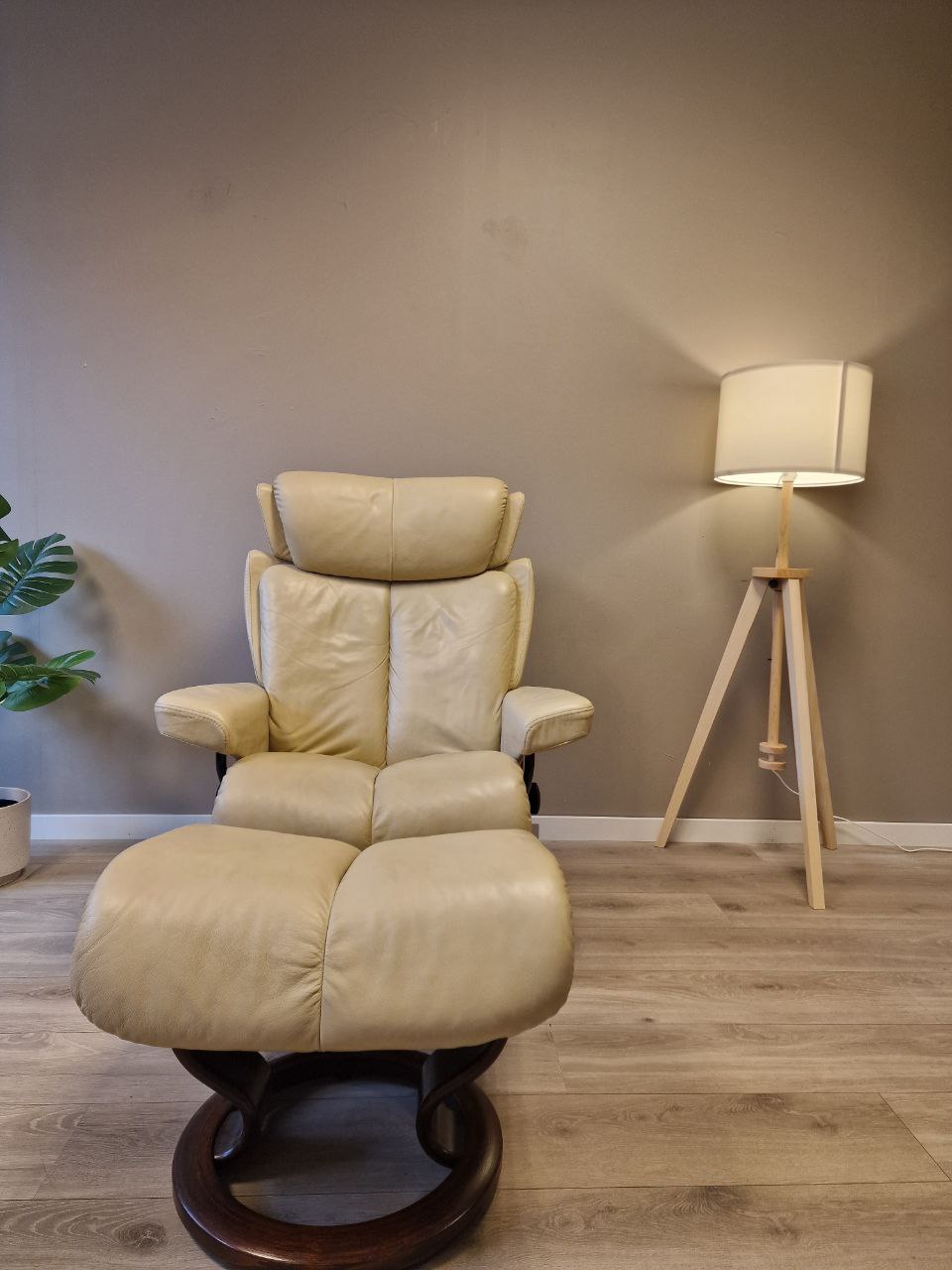 PENT BRUKT | Ekornes Stressless Magic (M) lenestol med krakk i beige