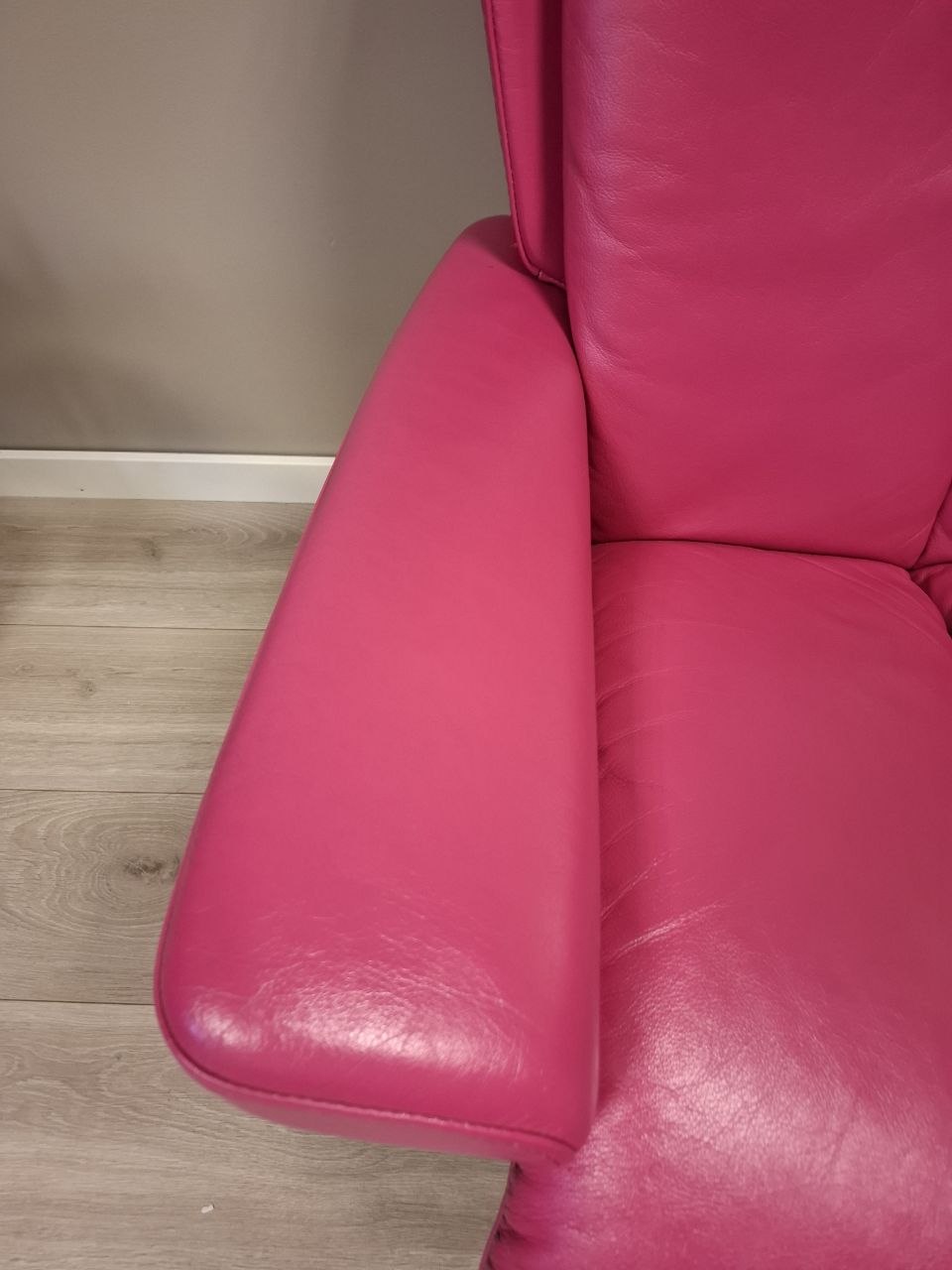 Brukt Stressless Magic (s) lenestol m/krakk i Rosa - i interiorsetting