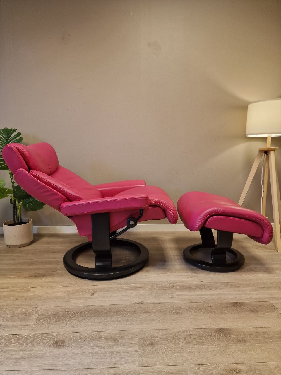 Brukt Stressless Magic (s) lenestol m/krakk i Rosa - detaljbilde skinn