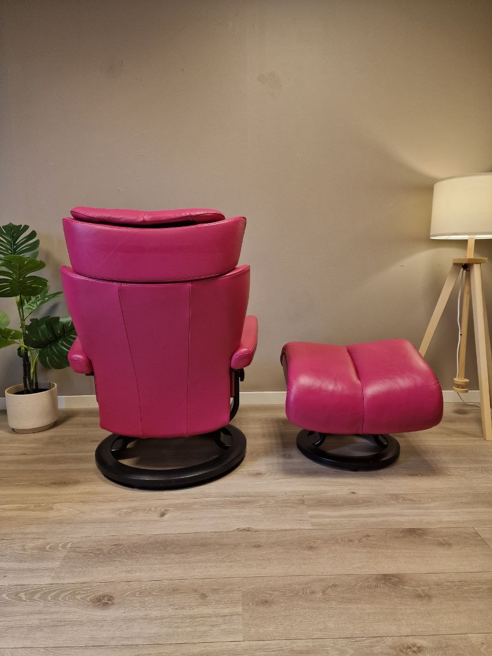 Brukt Stressless Magic (s) lenestol m/krakk i Rosa - med krakk