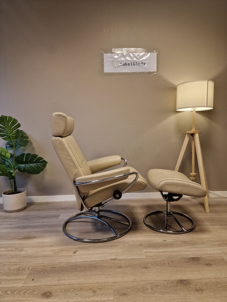Brukt Stressless Paris lenestol m/krakk i lys beige - skravisning