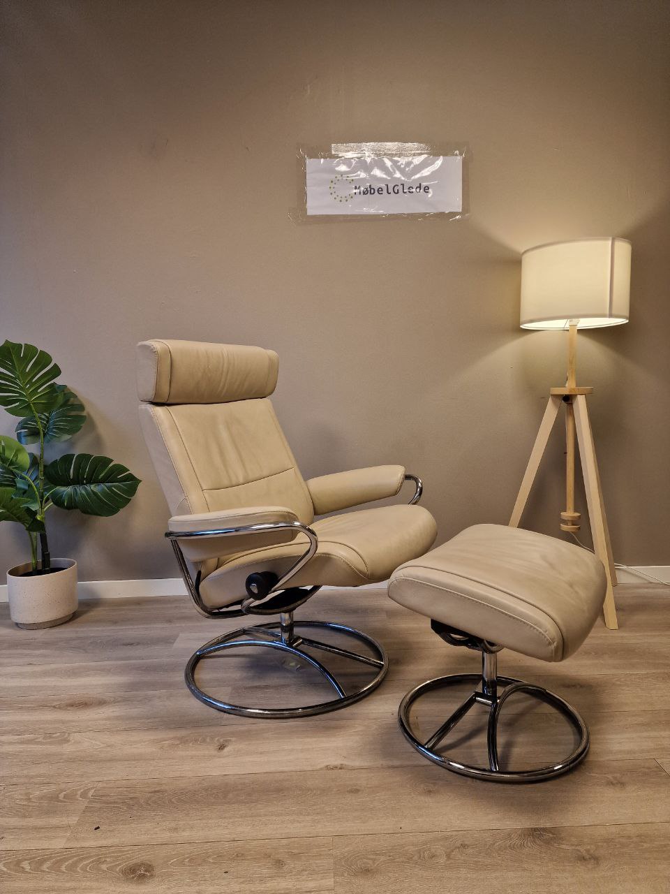 Brukt Stressless Paris lenestol m/krakk i lys beige - frontvisning