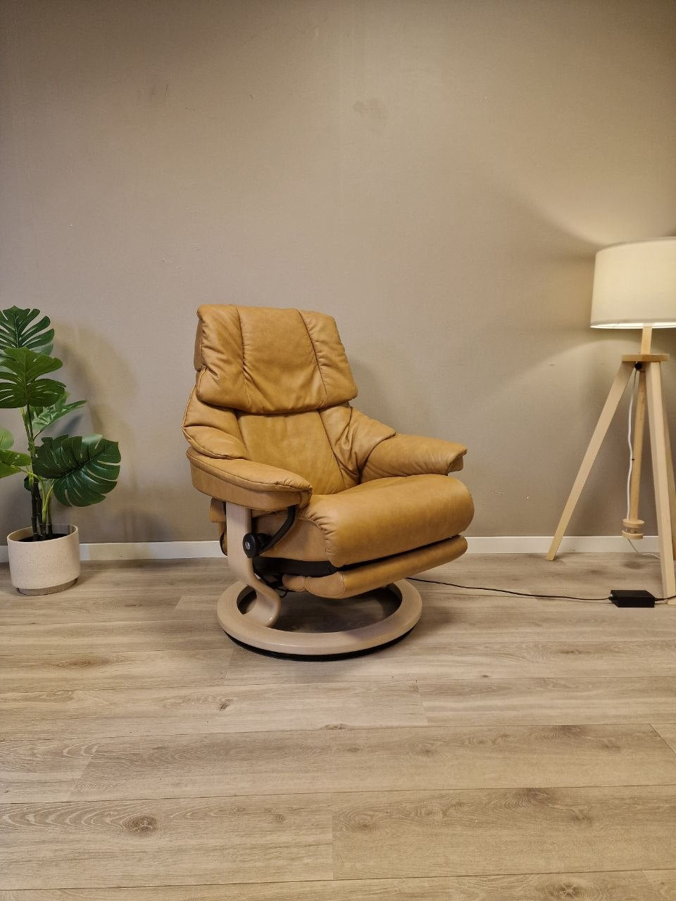 Brukt Stressless Reno Power Leg&Back lenestol (M) i cognac - frontvisning