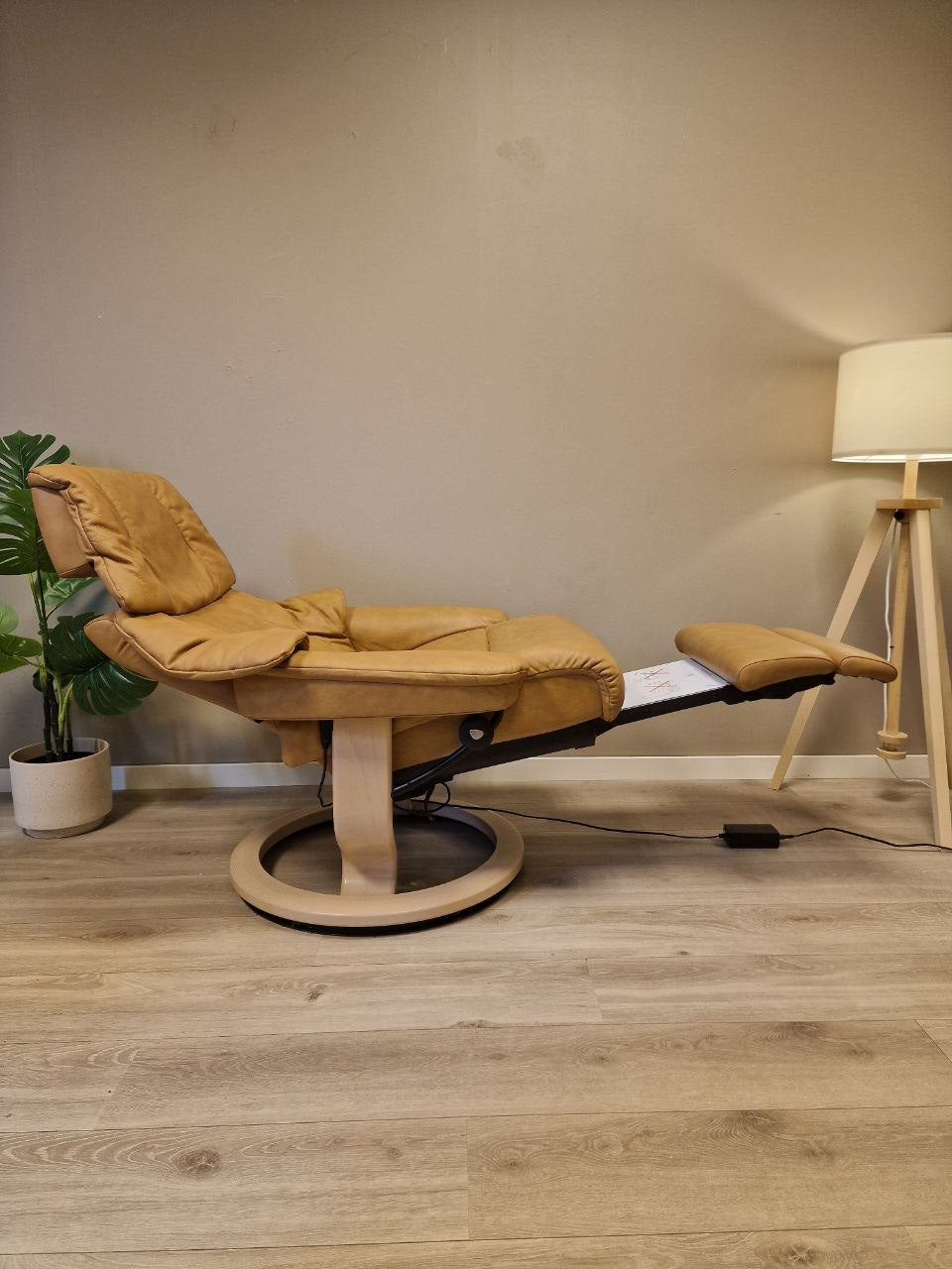 Brukt Stressless Reno Power Leg&Back lenestol (M) i cognac - naerbilde