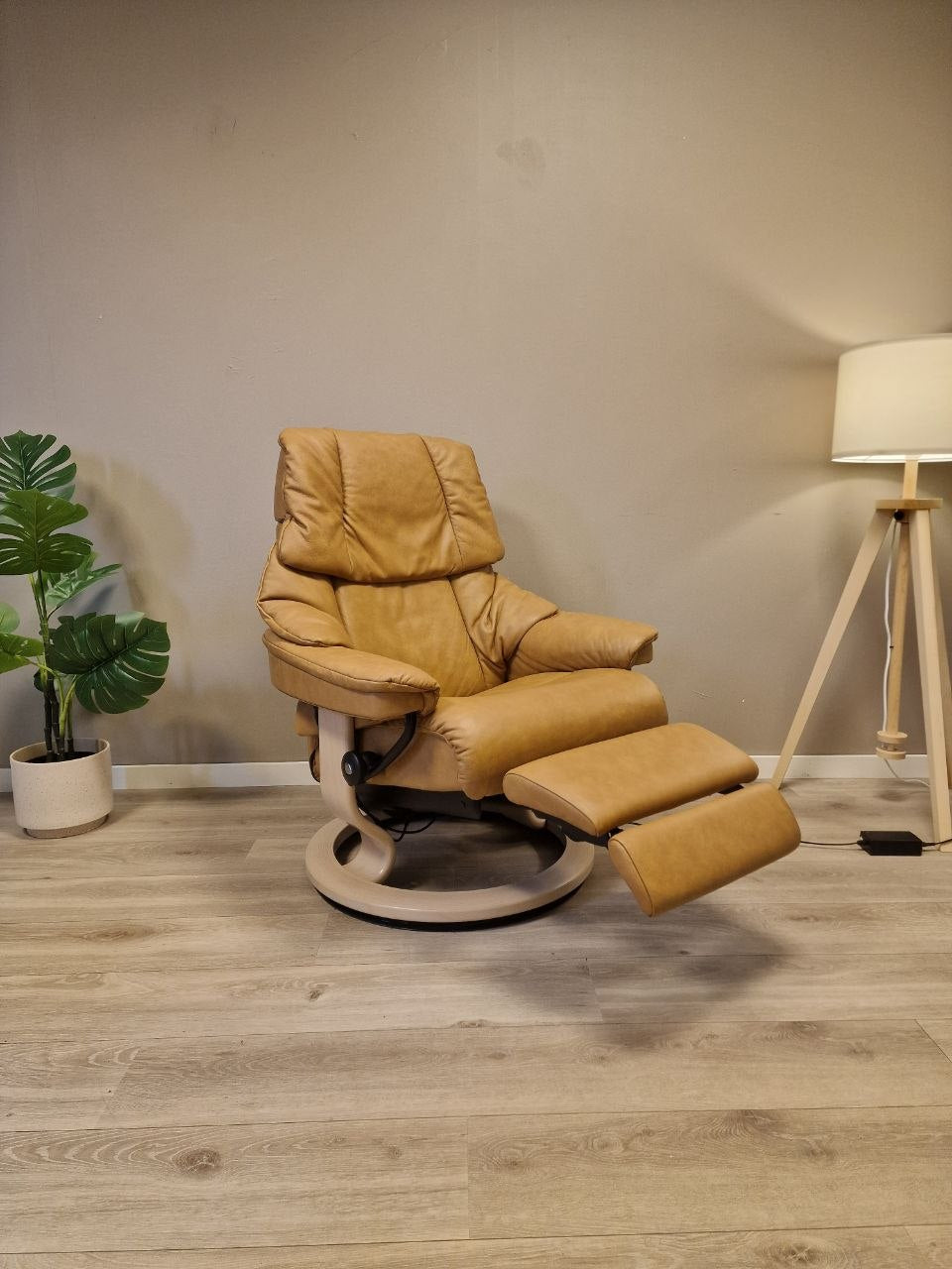 Brukt Stressless Reno Power Leg&Back lenestol (M) i cognac - skravisning