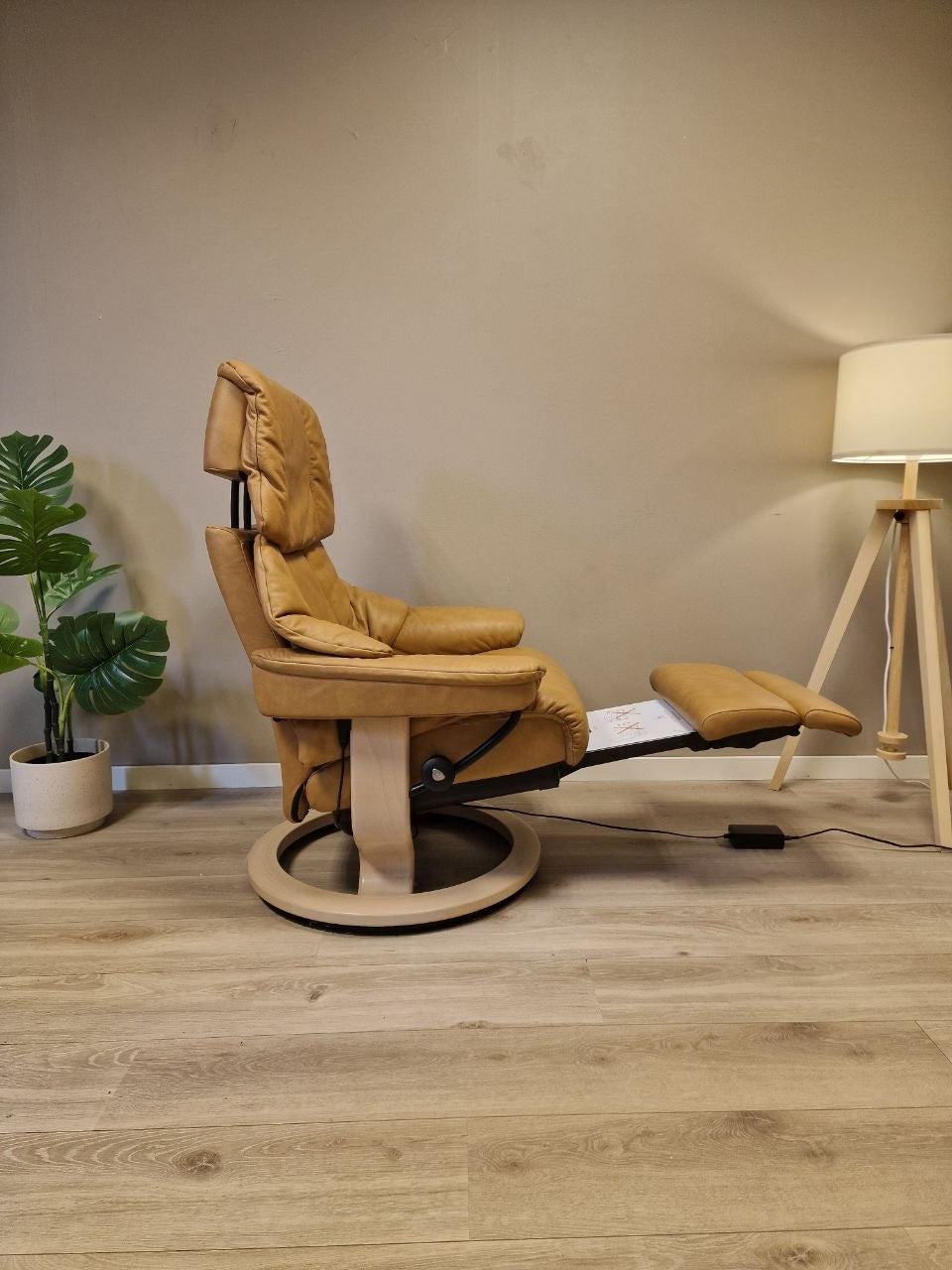 Brukt Stressless Reno Power Leg&Back lenestol (M) i cognac - i interiorsetting