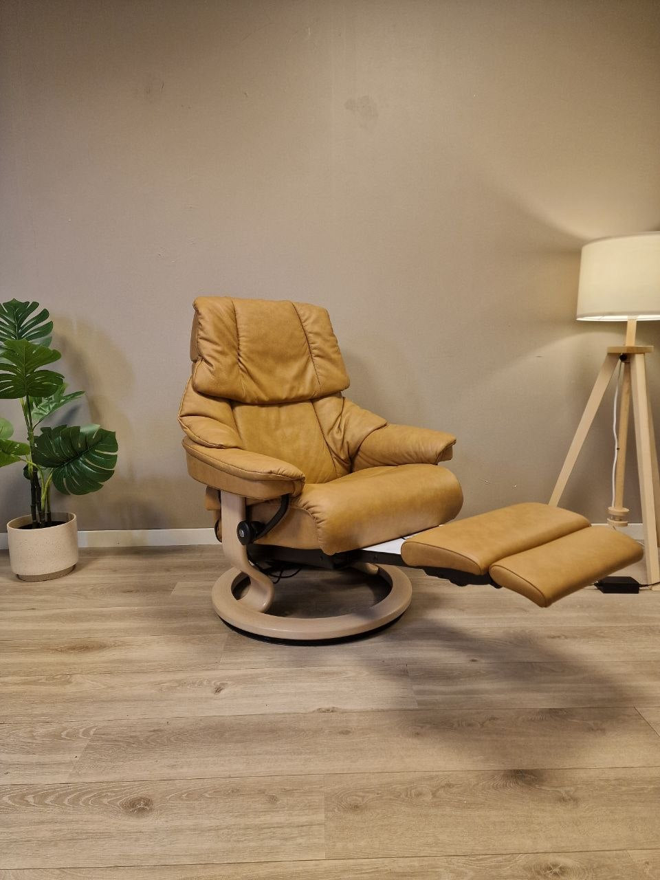 Brukt Stressless Reno Power Leg&Back lenestol (M) i cognac - detaljbilde skinn