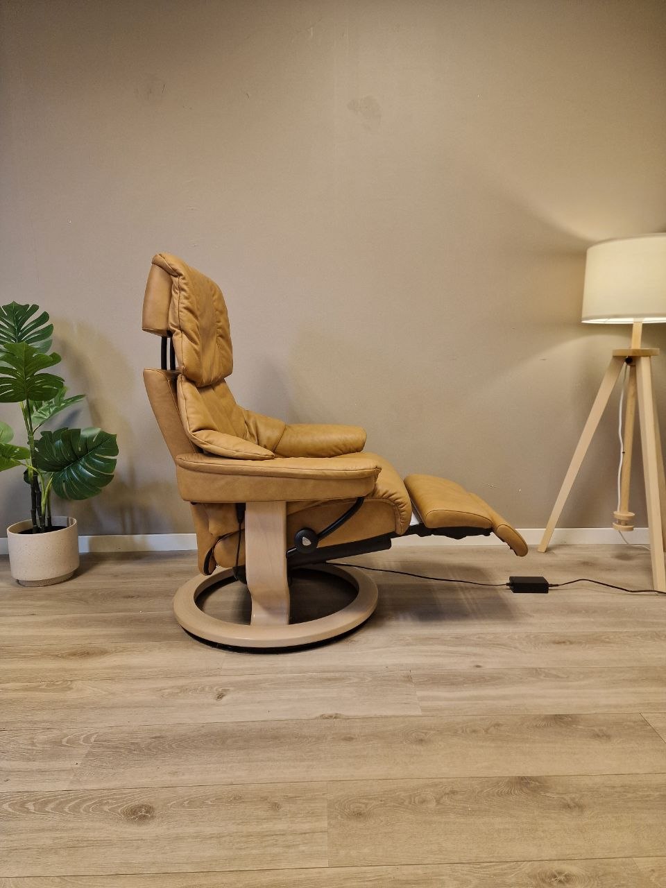 Brukt Stressless Reno Power Leg&Back lenestol (M) i cognac - med krakk