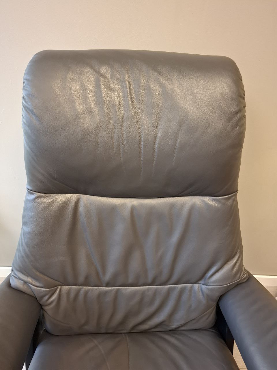 Brukt Stressless View (M) lenestol m/krakk i grå - med krakk