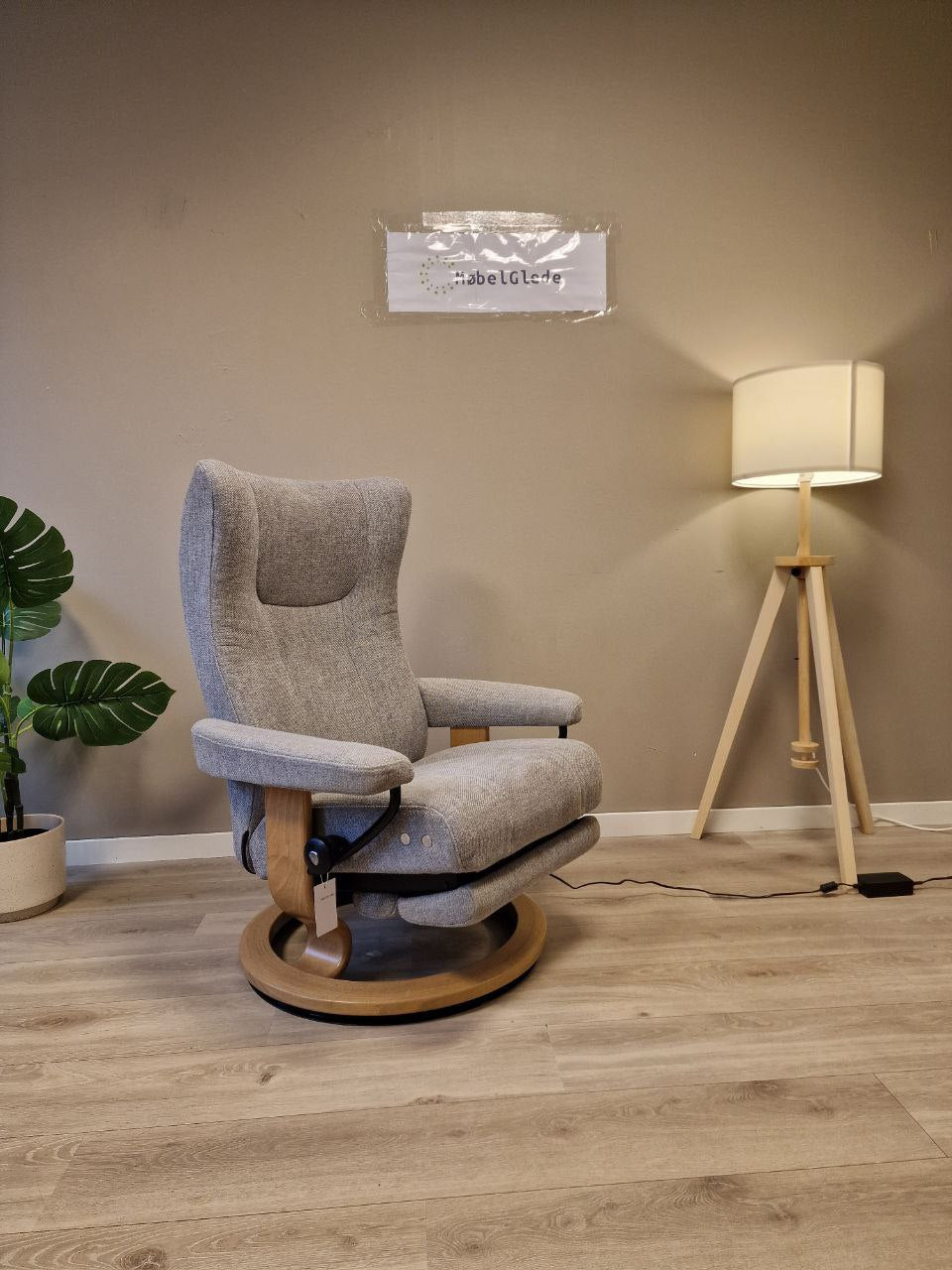 Brukt Stressless Wing Power lenestol (M) i grå - med krakk
