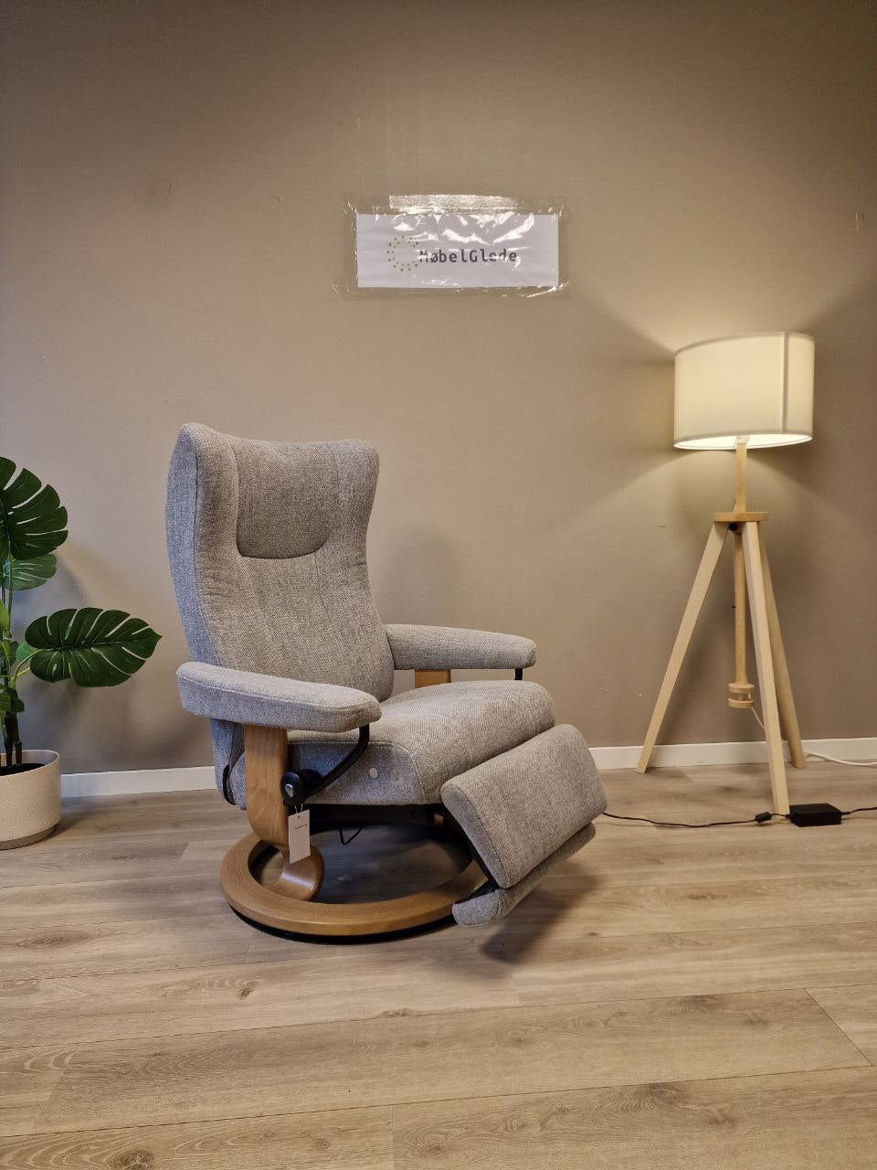 Brukt Stressless Wing Power lenestol (M) i grå - i interiorsetting