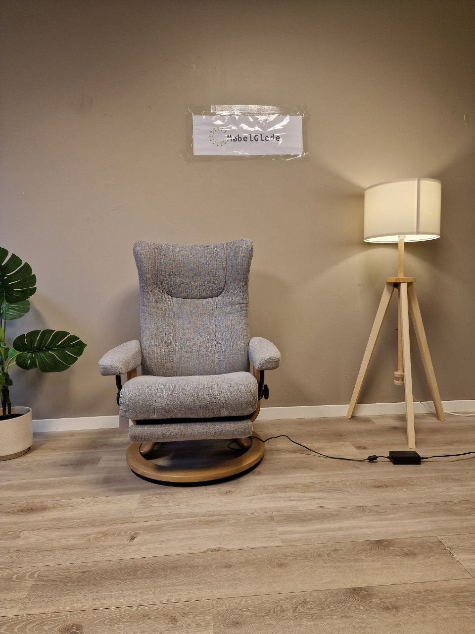 Brukt Stressless Wing Power lenestol (M) i grå - helvisning