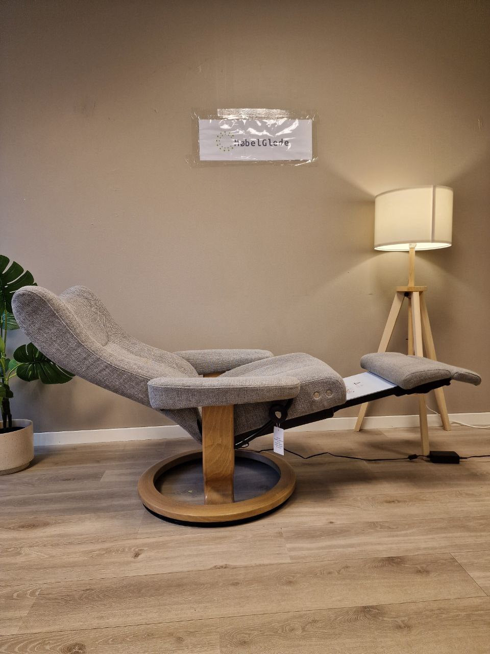 Brukt Stressless Wing Power lenestol (M) i grå - sidevisning
