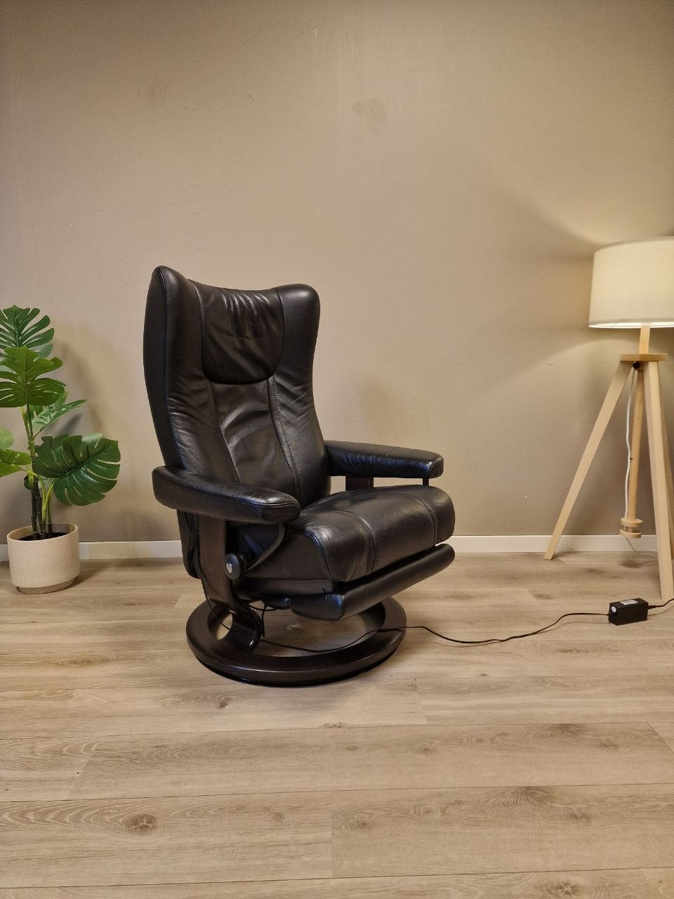 Brukt Stressless Wing Power lenestol (M) i svart - sidevisning