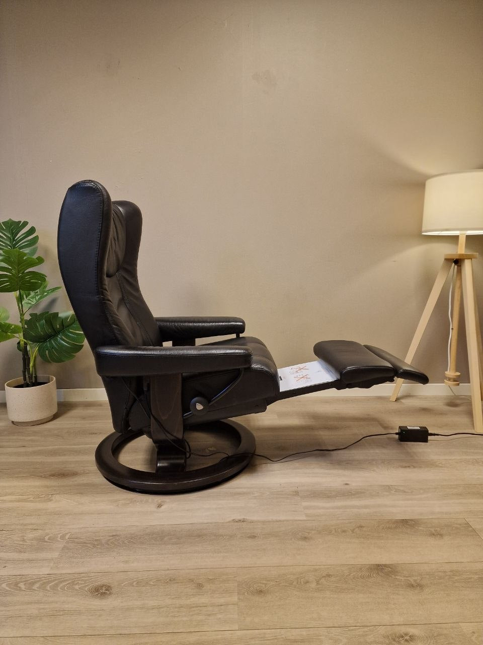 Brukt Stressless Wing Power lenestol (M) i svart - med krakk