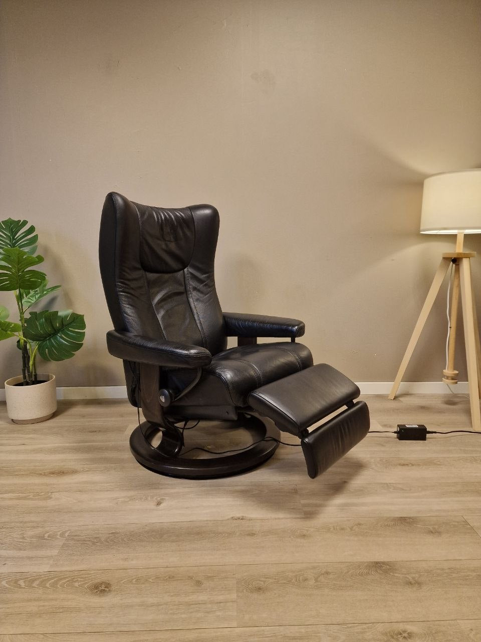 Brukt Stressless Wing Power lenestol (M) i svart - skravisning