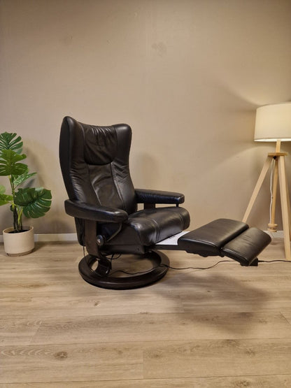 Brukt Stressless Wing Power lenestol (M) i svart - frontvisning