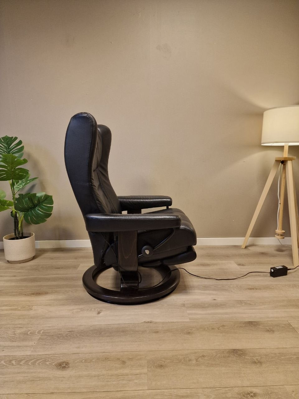 Brukt Stressless Wing Power lenestol (M) i svart - detaljbilde skinn