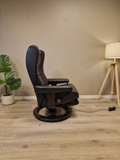 Brukt Stressless Wing Power lenestol (M) i svart - detaljbilde skinn
