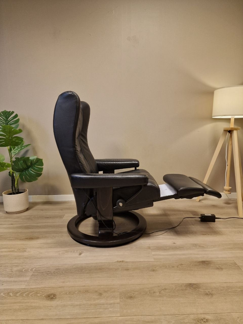 Brukt Stressless Wing Power lenestol (M) i svart - detaljbilde understell