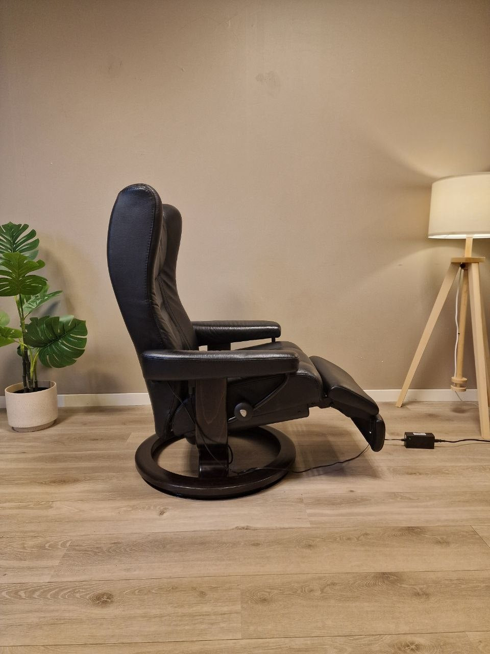 Brukt Stressless Wing Power lenestol (M) i svart - bakvisning