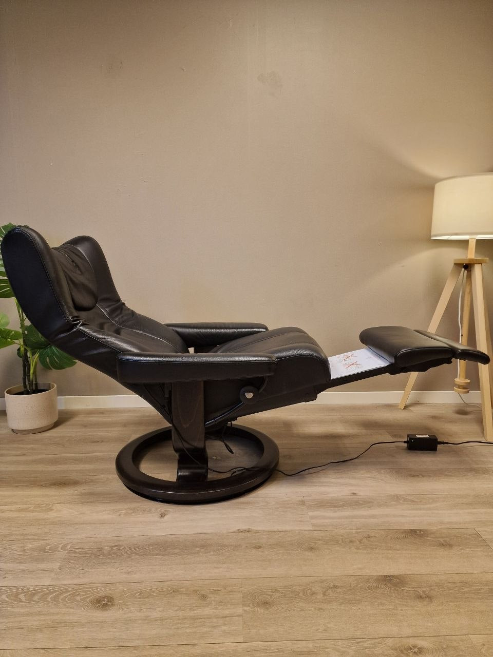 Brukt Stressless Wing Power lenestol (M) i svart - naerbilde
