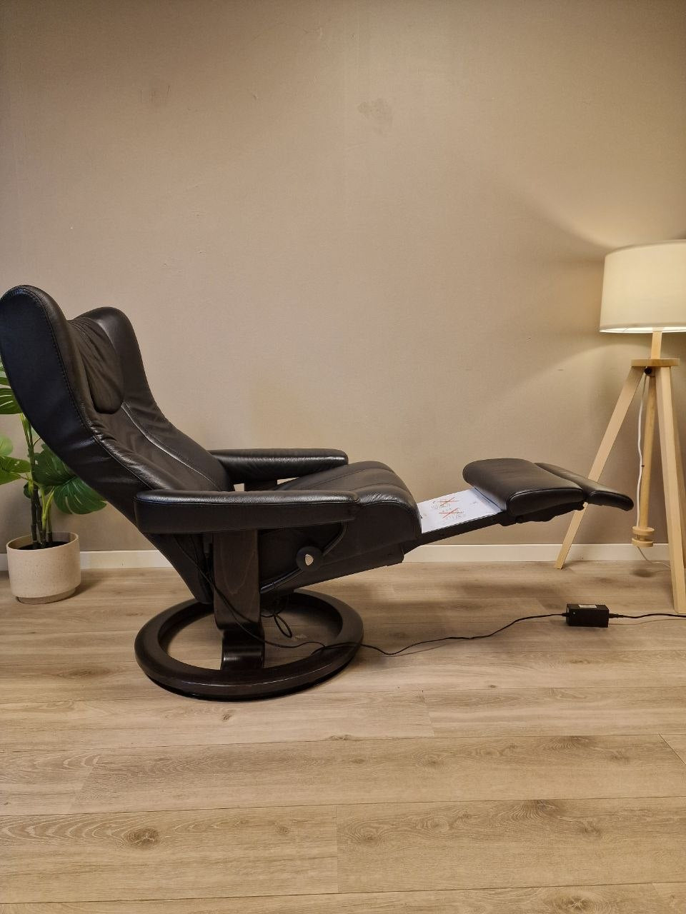 Brukt Stressless Wing Power lenestol (M) i svart - i interiorsetting